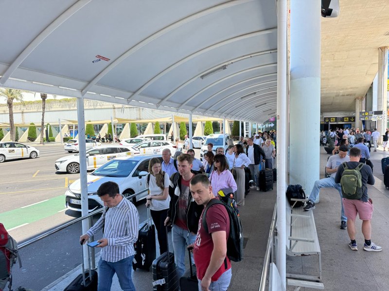 From Guide cbed9154-4f52-4990-9dff-169c71d5f33b: Taxi lines can get long during high season