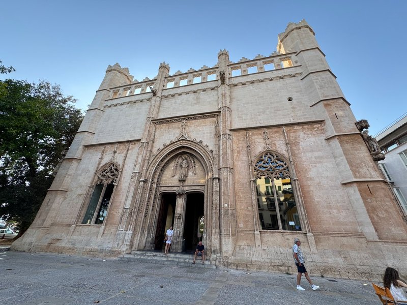 From Guide 122c437f-f8ed-4dc3-8170-b2271c82c569: Exterior view of La Llotja, showcasing its Gothic architecture