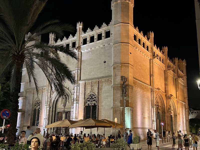 From Guide 122c437f-f8ed-4dc3-8170-b2271c82c569: La Llotja