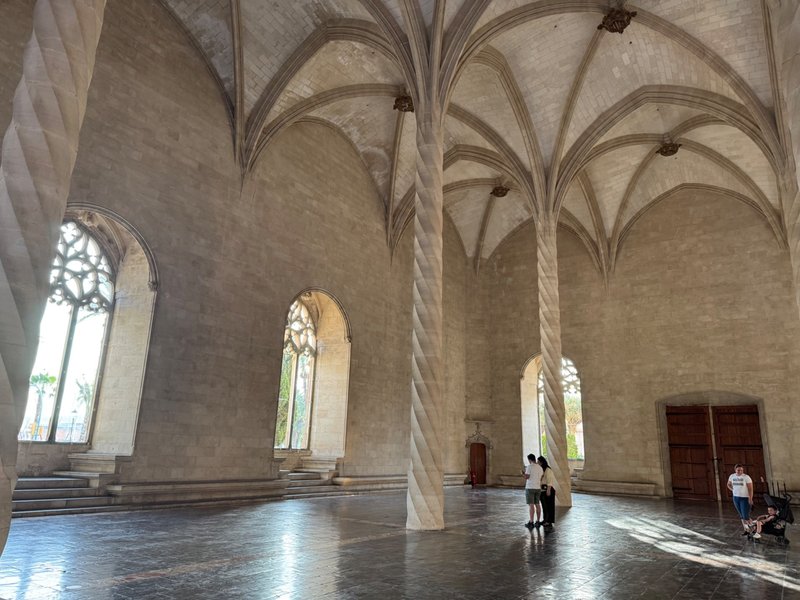 From Guide 122c437f-f8ed-4dc3-8170-b2271c82c569: Interior view of La Llotja with its helical columns and vaulted ceilings