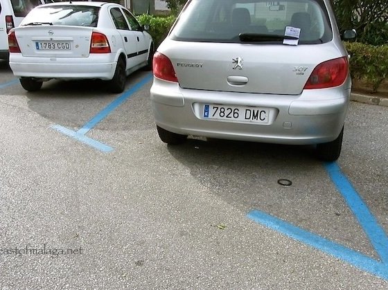 A blue parking zone sign in a Spanish town