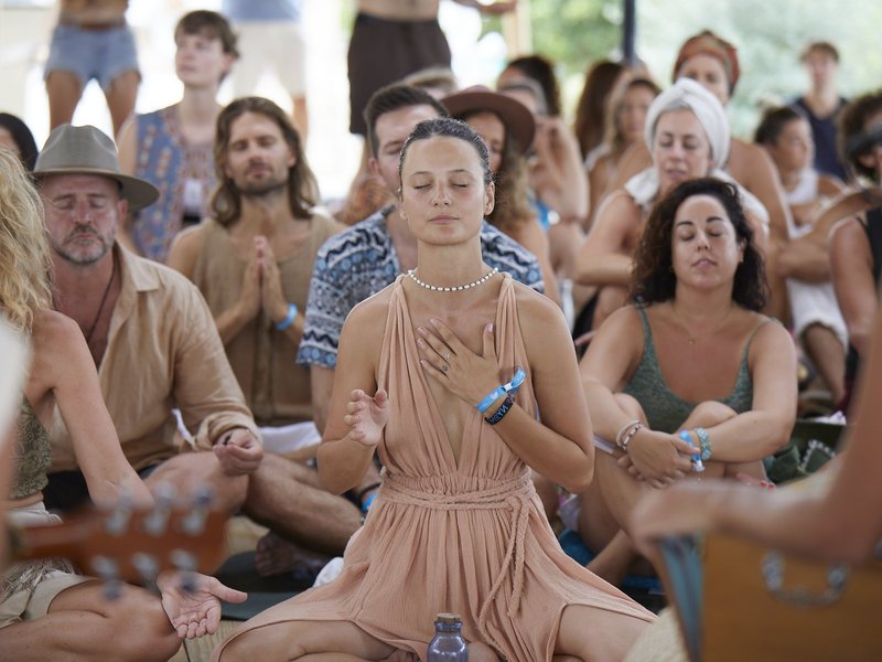 Guided group and individual wellness sessions in the countryside and beaches of the Mediterranean.