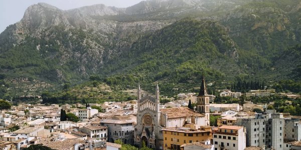 Hero image for the guide 'Orange-Valley Tram & Coastal Hikes – Sóller'
