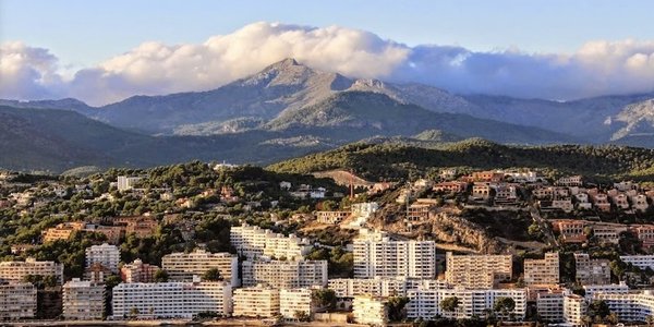 Hero image for the guide 'Family-Friendly Beach & Golf Escape – Santa Ponsa'