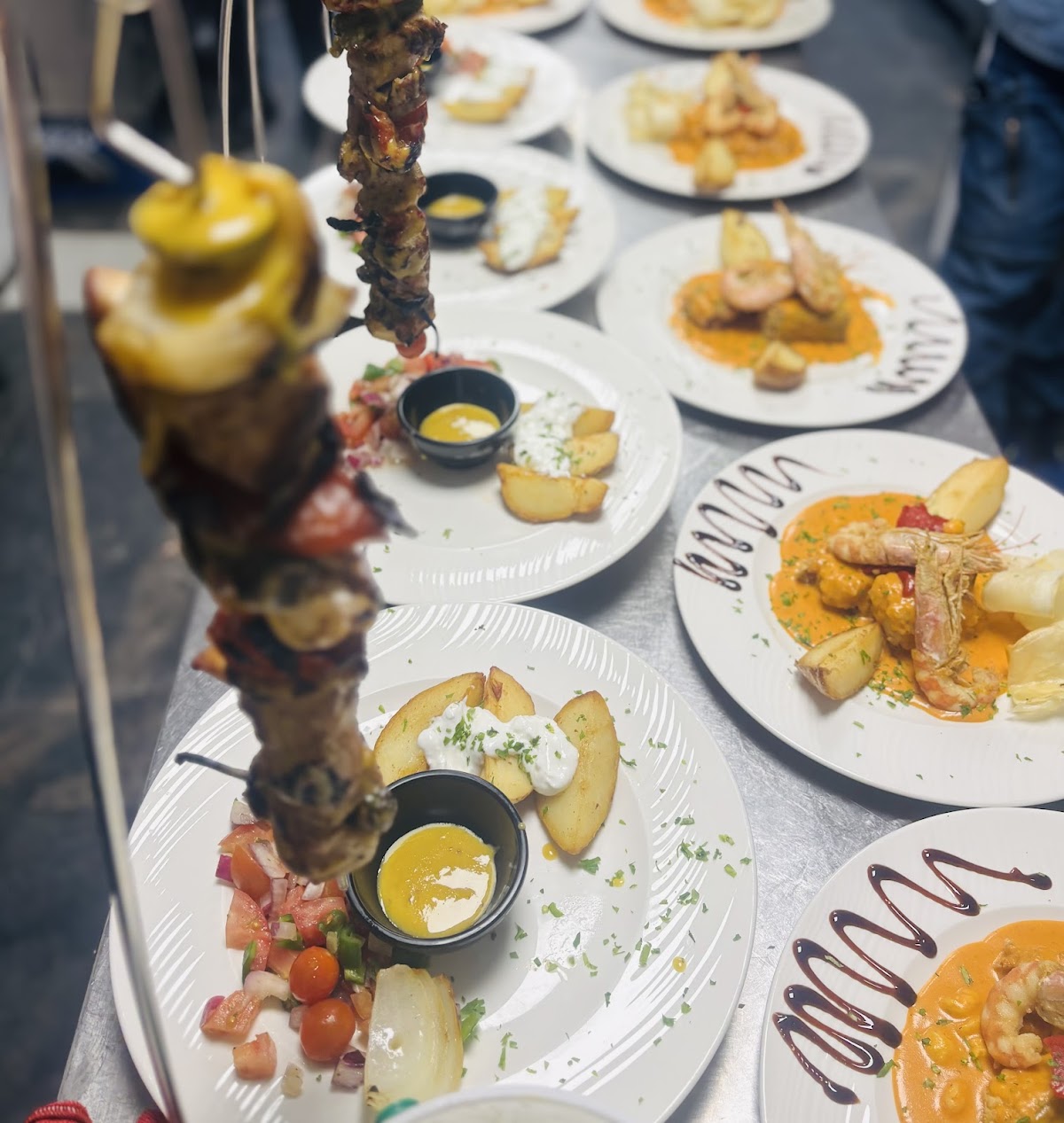 Dos Pins Grill & Restaurant- Paellas & tapas y Dos Pins Petit