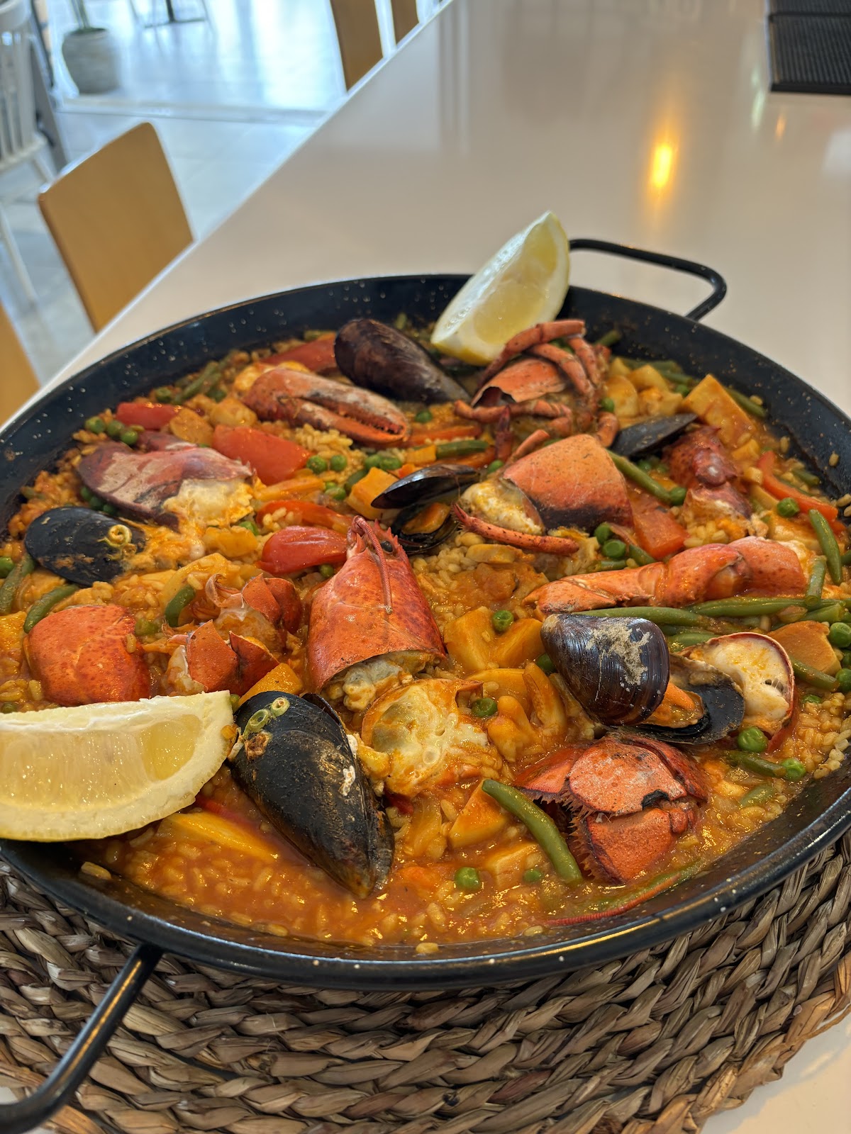 Dos Pins Grill & Restaurant- Paellas & tapas y Dos Pins Petit