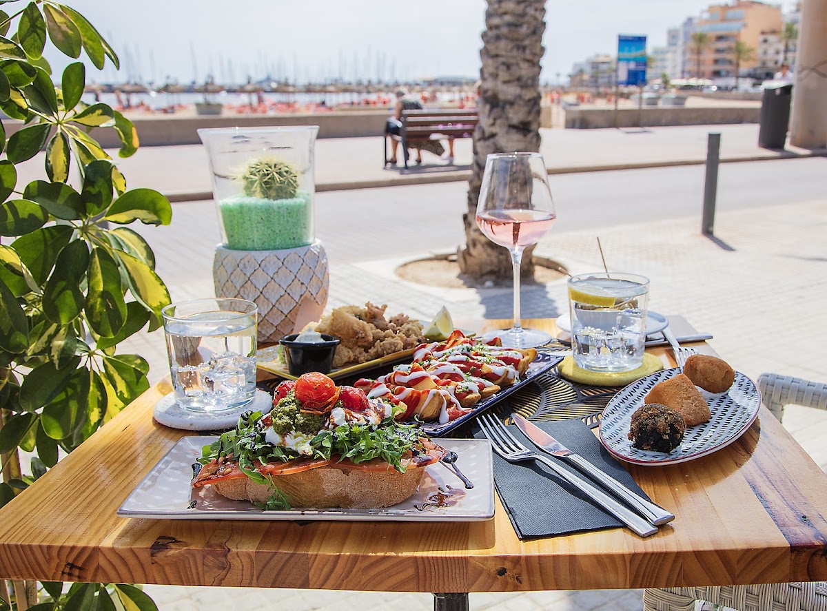 Palms restaurant by the beach