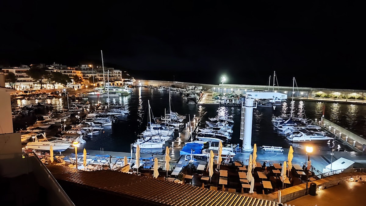 Hostal Port Corona