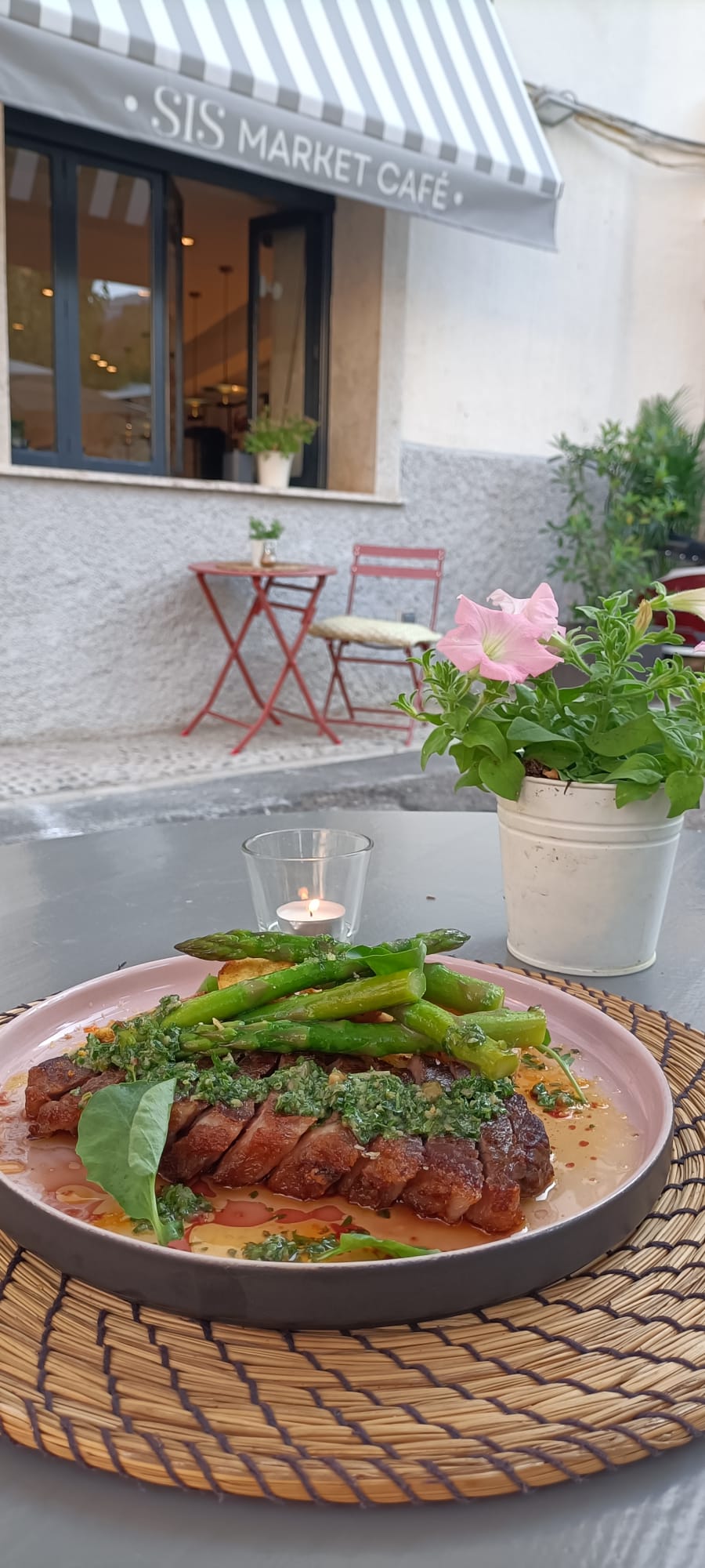 Sis Market Café