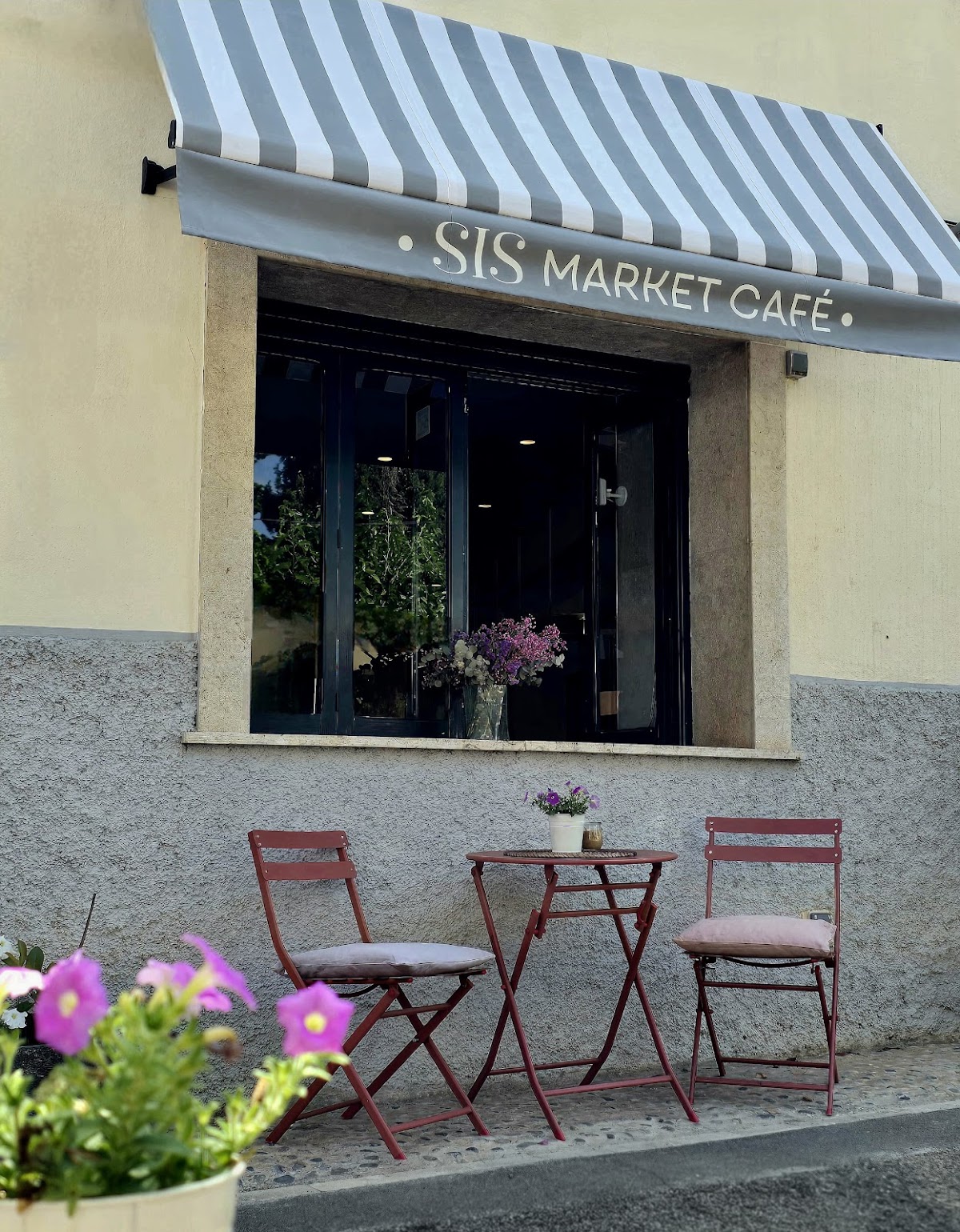 Sis Market Café