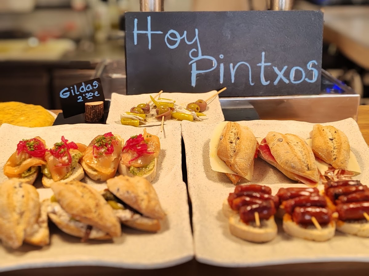 S'ECONOMAT dels Basquetes// Coffees, pintxos, plato del dia, burguers, & mas