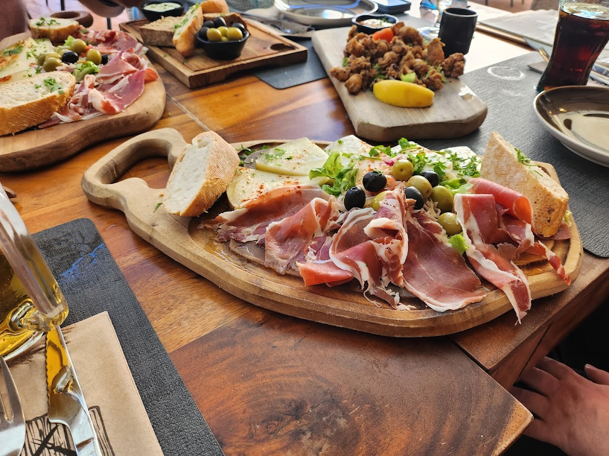 El Baúl Restaurant