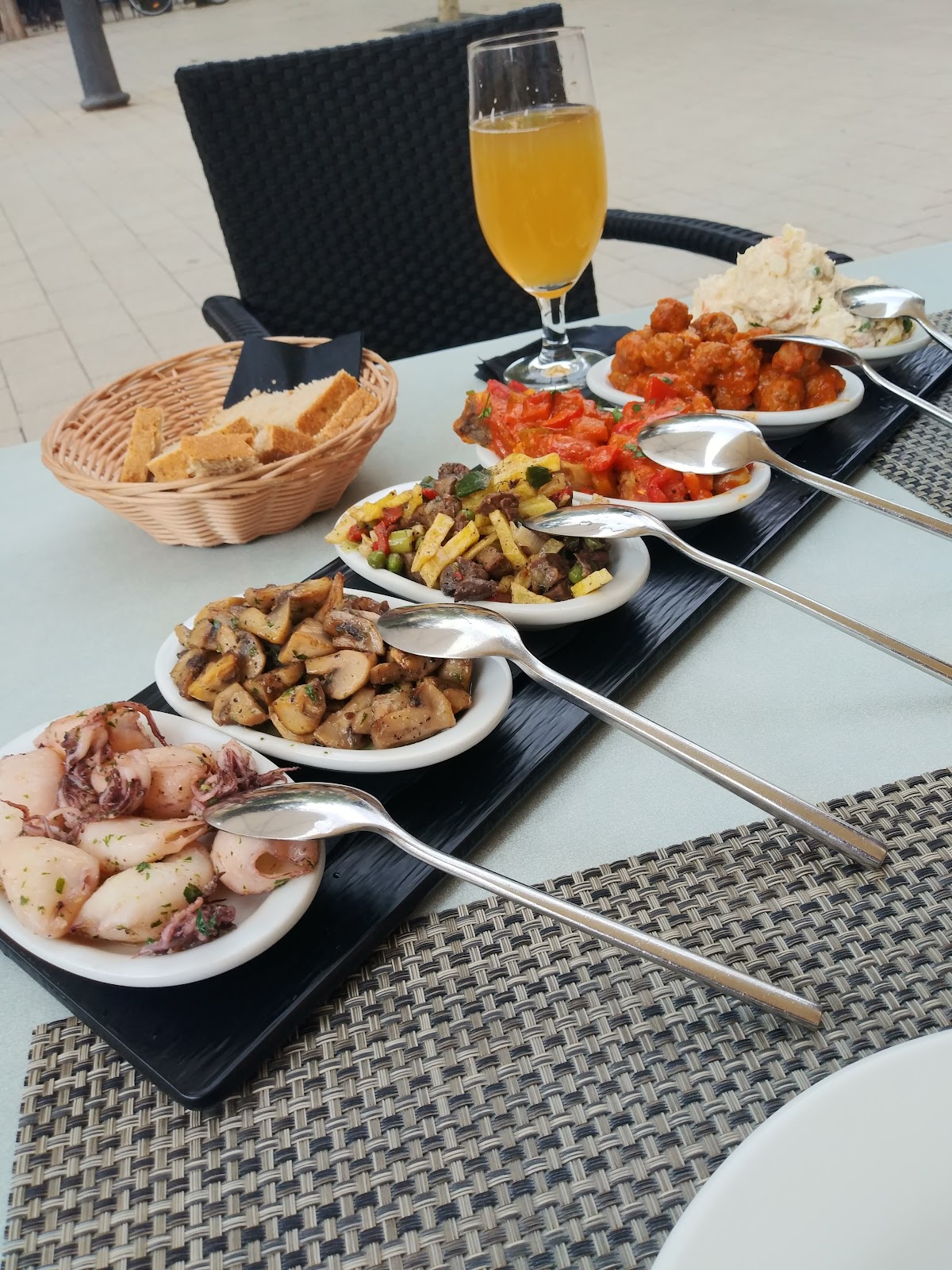 Caliuet BaRestaurant