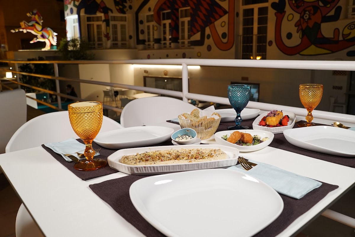 ARTWALL Bar - Restaurant