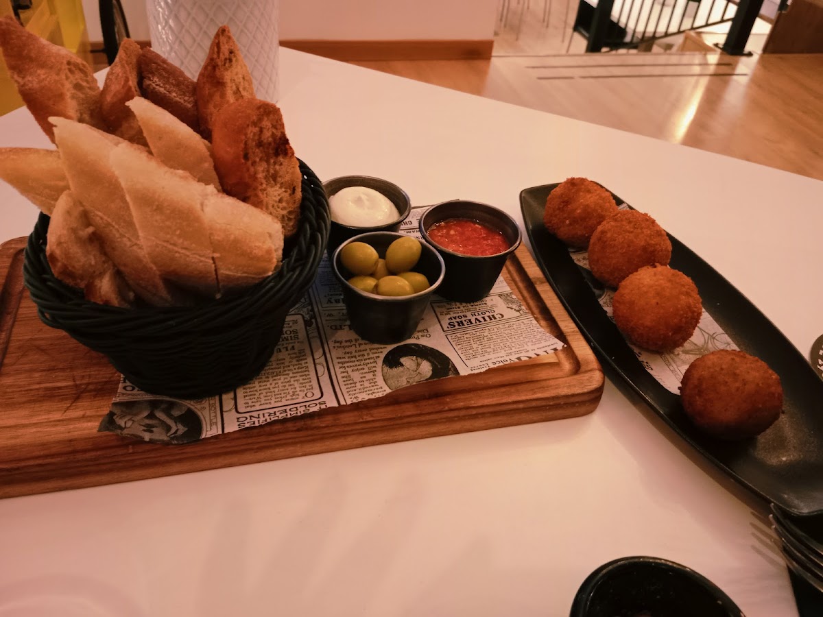 Roosters Urban Restaurant & SPORTSBAR