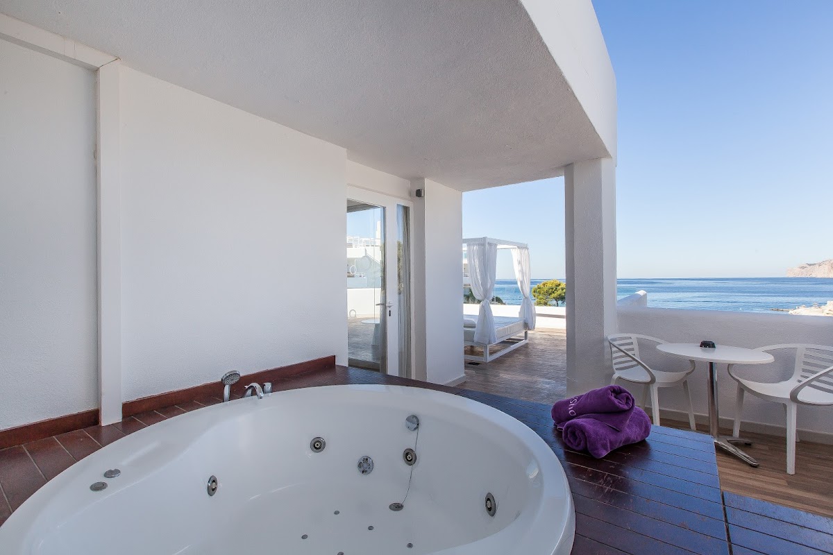 FERGUS Style Cala Blanca Suites