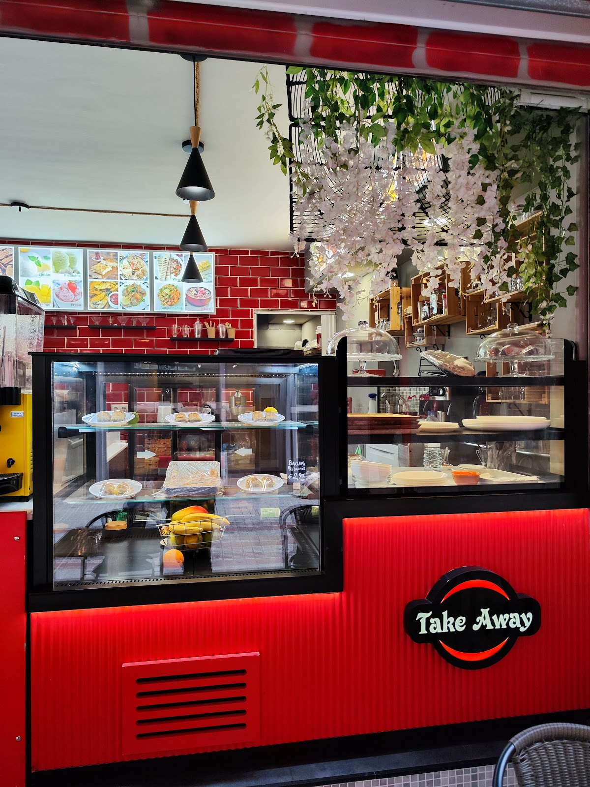 Lunas Deli